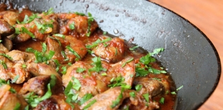 Hühnerleber mit Zwiebeln und Champignons
