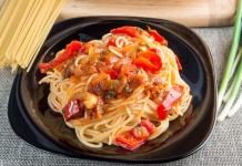 Spaghetti-mit-Paprikasauce