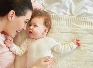 Baby kommuniziert mit Mutter