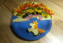 Regenbogenpizza mit Käse-Einhorn