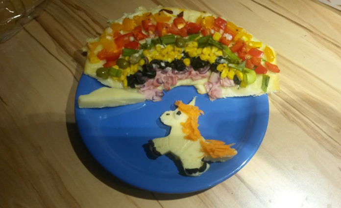 Regenbogenpizza mit Käse-Einhorn