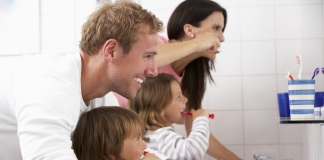 Familie beim Zähneputzen