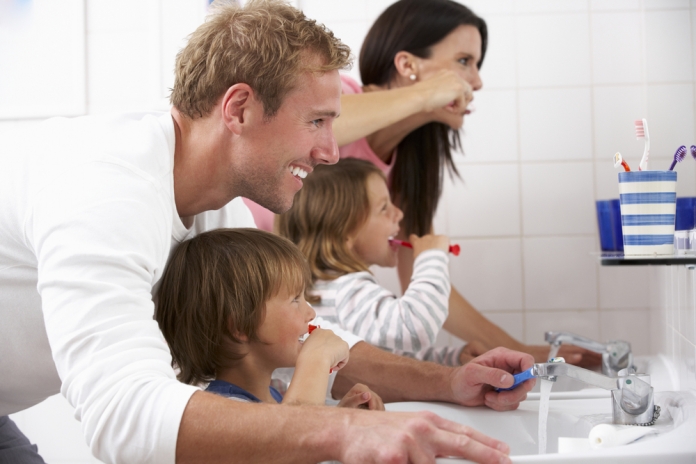 Familie beim Zähneputzen