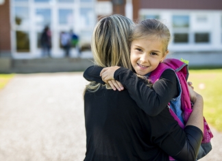 Mutter mit Kind am ersten Schultag