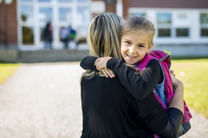 Mutter mit Kind am ersten Schultag