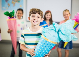 Kinder mit Schultüte