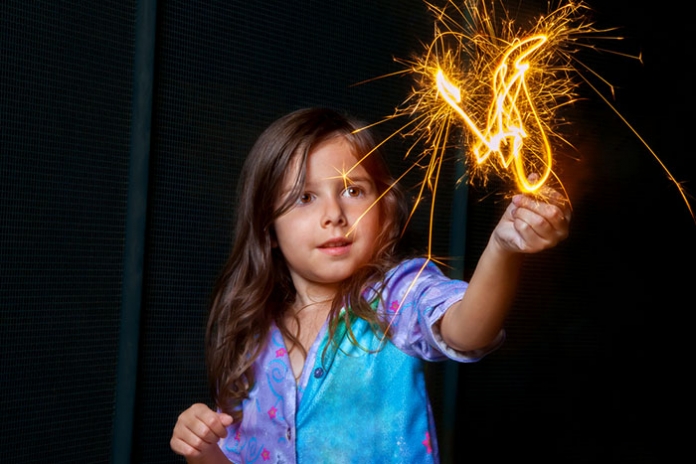 Feste_Sylvester_Kind - shutterstock ID 404736589
