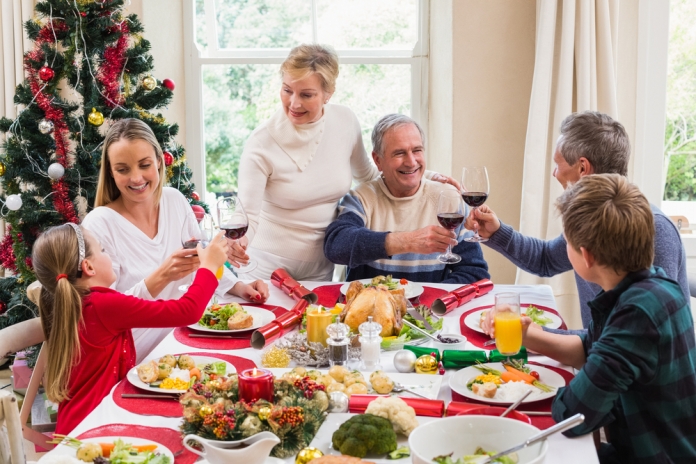 Weihnachten-Essen-Familie-mit-Großeltern_shutterstock ID 232765210