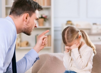 Vater schimpft mit Tochter