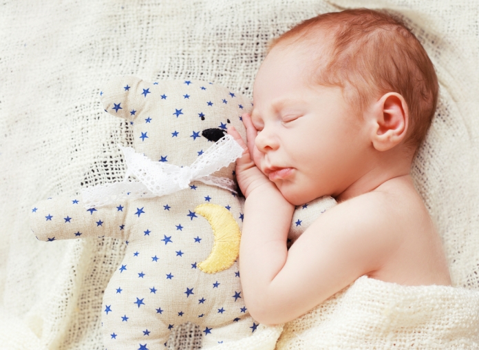 Baby_schlafen_Kuscheltier 421969012