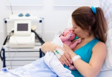 Frau mit Baby nach der Geburt