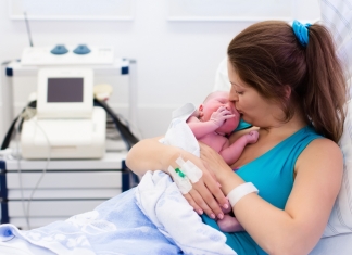 Frau mit Baby nach der Geburt