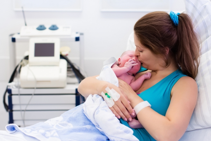 Frau mit Baby nach der Geburt