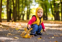 Baby sitzt im Park Herbst Krankheitsrisiko