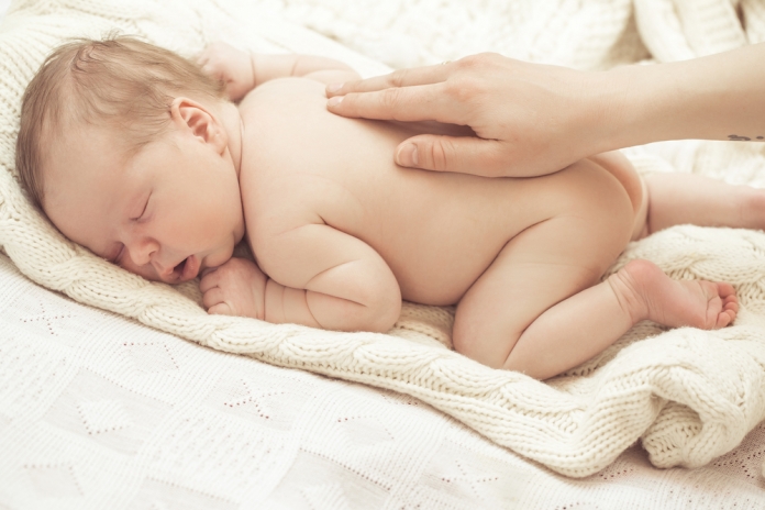 Baby_liegen_Hand Shutterstock ID: 266813423 Der richtige Zeitpunkt für ein Baby