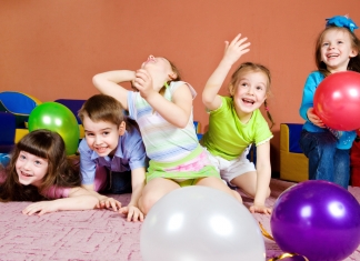 Kinder-spielen-mit-Freunden-Kindergarten