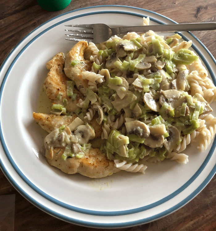 Hühnerfilet mit Champignons, Lauch und Nudeln - welovefamily.at