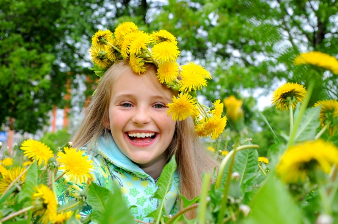 Kind-lachen-Blumenkrone 78220573