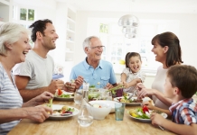 Familie beim Essen