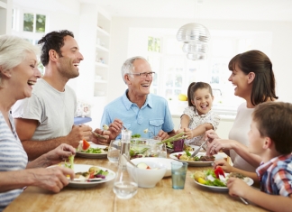 Familie beim Essen