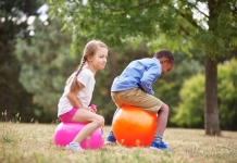 2 Kinder spelen mit dem Hüfpball