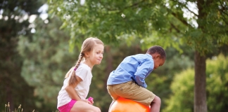 2 Kinder spelen mit dem Hüfpball