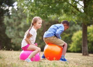 2 Kinder spelen mit dem Hüfpball