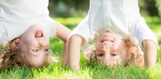 2 Kinder machen einen Kopfstand