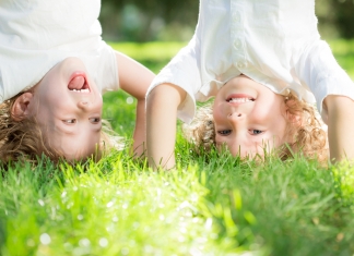 2 Kinder machen einen Kopfstand