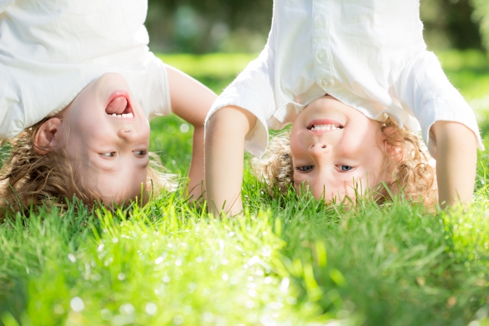 2 Kinder machen einen Kopfstand