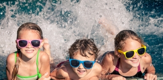 3 Kinder planschen im Wasser