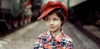 Junge mit roter Kappe
