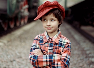 Junge mit roter Kappe