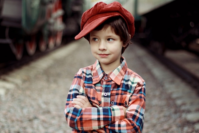 Junge mit roter Kappe