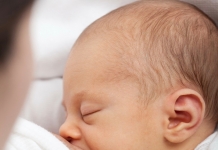 Baby trinkt an Brust