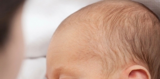 Baby trinkt an Brust