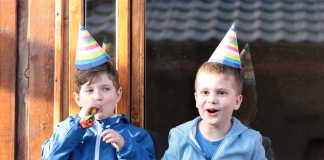 2 Buben mit Partyhüten