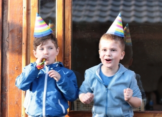 2 Buben mit Partyhüten