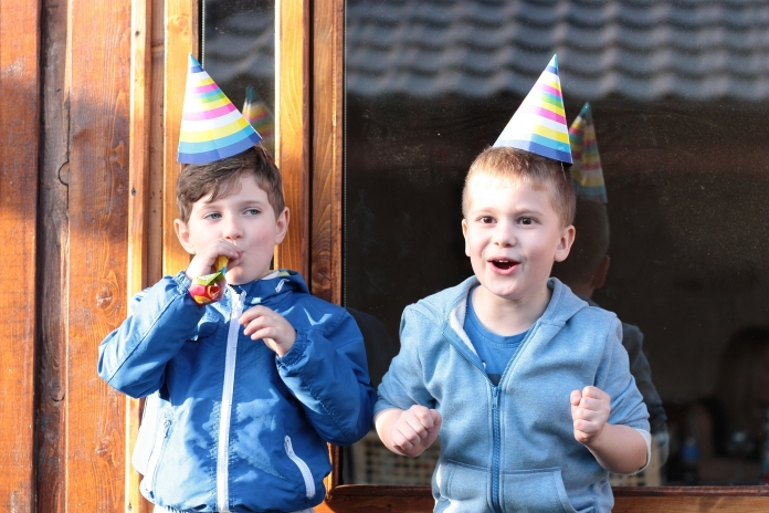 2 Buben mit Partyhüten