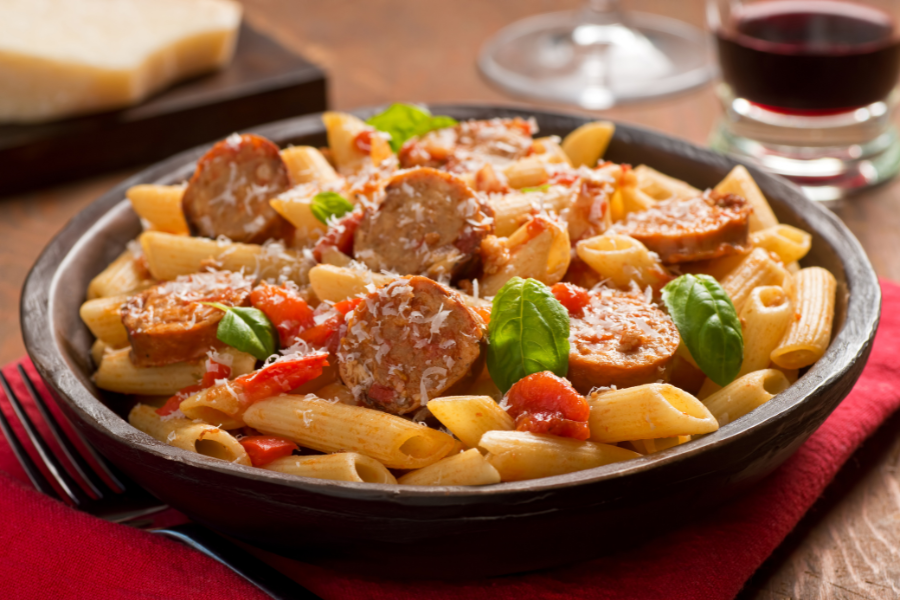 One-Pot-Penne mit Würstchen - welovefamily.at